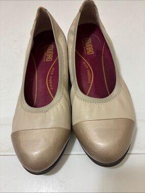 Munro Beige Two-Tone Leather Flats.  Beautiful two tone flats. 
Size 8W